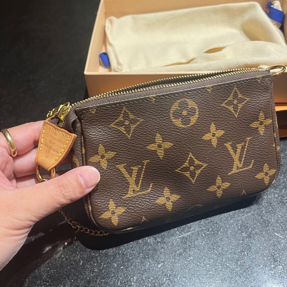 Louis Vuitton Handbags - LV mini pochette